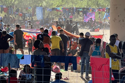 Fotografía cedida por el congresista texano Tony Gonzales donde aparecen cientos de inmigrantes indocumentados, la mayoría haitianos.