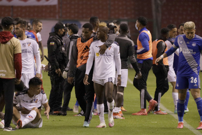 Jugadores de Liga de Quito y Emelec se enfrentaron al finalizar el cotejo en el estadio Rodrigo Paz.