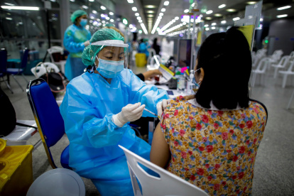 Una mujer es vacunada contra la covid-19 en Bangkok.EFE/EPA/DIEGO AZUBEL