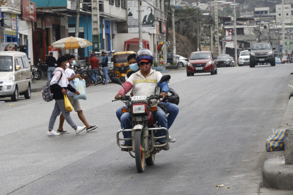 Contravención. Esta ordenanza municipal no ha logrado frenar la circulación de dos hombres en moto.