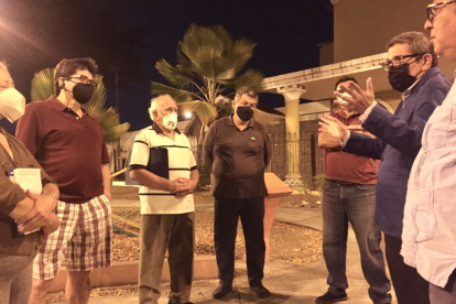 Comunidad. Los vecinos ultiman detalles para llevar a cabo la actividad cívica.