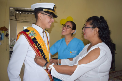 El año pasado, los estudiantes de tercero de bachillerato juraron la bandera desde sus casas.