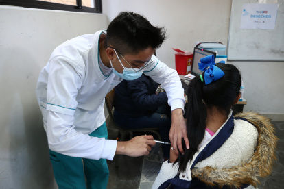 Una niña recibe una dosis de la vacuna contra la covid-19 en Quito (Ecuador).