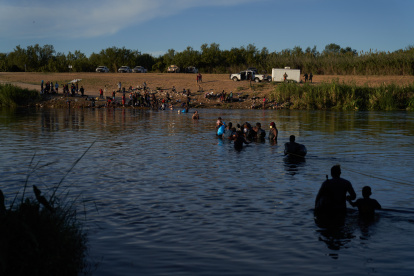 Fotografía del pasado miércoles de migrantes, en su mayoría haitianos, cruzando el Río Bravo en la frontera entre México y EE.UU.