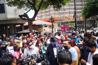 El concejal Héctor Vanegas ha debido atender en la calle a algunos ciudadanos.