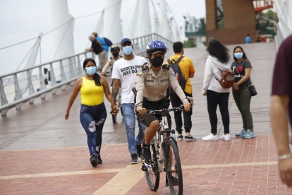 Sesenta y cinco de los 88 agentes que son parte de la Policía Turística de Guayaquil son mujeres, quienes en bicicleta rondan los sitios emblemáticos y más visitados.