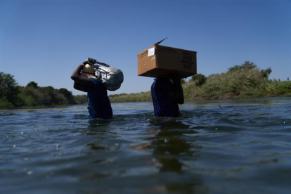 Miles de migrantes haitianos cruzan ilegalmente la frontera entre Estados Unidos y México.