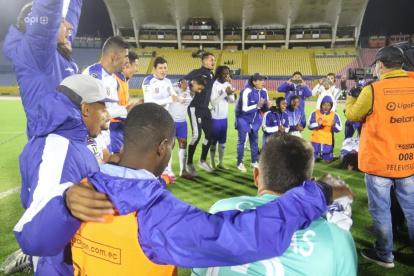Los jugadores del Cumbayá festejan por el ascenso a la serie A de LigaPro.