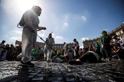 Manifestantes con carteles y consignas durante la manifestación Fridays for Future para la huelga climática mundial en Roma, Italia, el 24 de septiembre de 2021.