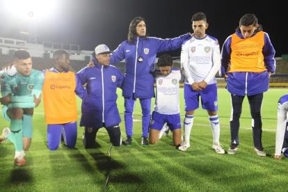 Jugadores como Fernando Hidalgo (de rodillas) y Luis Miguel Escalada fueron parte del equipo en esta temporada.