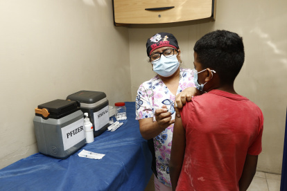 EN EL CENTRO DE SALUD DE LAS CALLES PANCHO SEGURA Y QUITO SE DA LA VACUNACION A  ADOLESCENTES DE 12 A 15 AÑOS / JIMMY NEGRETE/GUAYAQUIL-ECUADOR