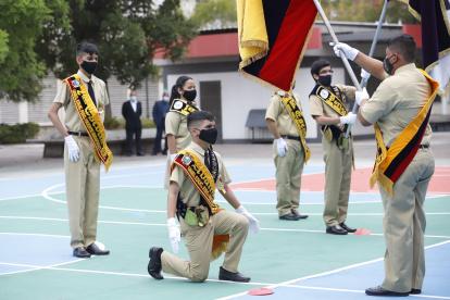 En el colegio Vicente Rocafuerte de Guayaquil se desarrolló la ceremonia de juramento a la bandera con la presencia de los abanderados y escoltas.