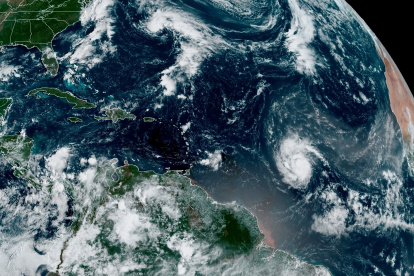 Imagen cedida hoy por la Oficina Nacional de Administración Oceánica y Atmosférica (NOAA) de Estados Unidos .