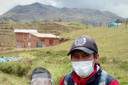 Los niños reciben los textos de los mensajeros que son personas entrenadas para ese oficio. / EFE