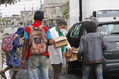 El médico les entrega fundas de leche, pan y medicinas para disminuir el daño que les provoca la droga.