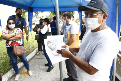 EN LOS EXTERIORES DEL CNEL DE LA GARZOTA SE ENCUENTRAN ESPERANDO DECENAS DE USUARIOS PARA SER ATENDIDOS EN LOS DIFERENTES RECLAMOS/JIMMY NEGRETE/GUAYAQUIL-ECUADOR