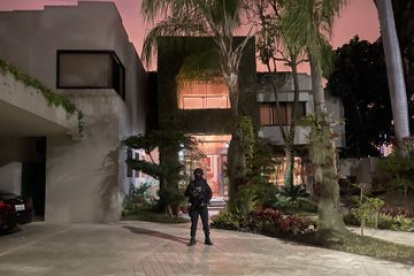 Operativo. Una gráfica de la casa allanada, ubicada en la urbanización Rinconada del Lago, en Samborondón.