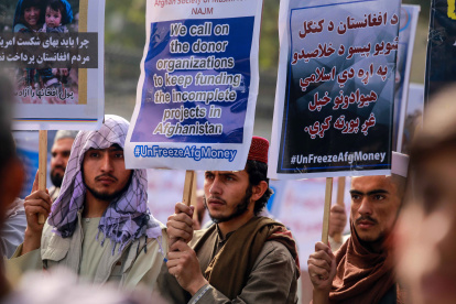 Protesta en Kabul para exigir a EE. UU.que descongele los activos y el dinero afganos incautados después de que los talibanes asumieron el control del país.