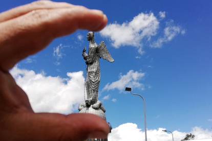 Imagen. La virgen de Quito, imagen creada en 1975 y basada en la escultura de la Virgen de Legarda, una de las más representativas de la época colonial. Se erige sobre la loma de El Panecillo, ubicada entre centro y sur de Quito.