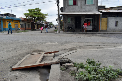 Maderos. Los moradores tratan de proteger los sumideros con maderas ante el robo de las tapas.