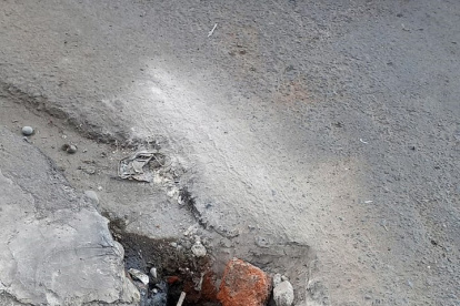 Ahora, las tapas son de concreto para evitar que se las roben, pero el problema es cuando los vehículos las aplastan.