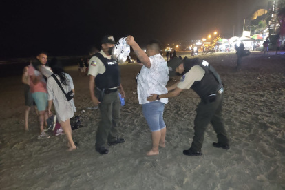 Policías requisan a los visitantes de Montañita, en la playa, para evitar el microtráfico.