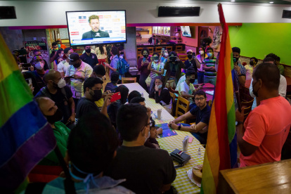Dos jóvenes fueron expulsados de una pizzería por bailar agarrados.