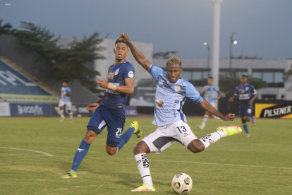 Marcos Caicedo (d) fue protagonista de un golpe que fue una polémica en el juego. El agresor, Cazares, debió salir expulsado.