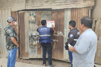 Momentos en que agentes de la Policía Judicial acompañan en la clausura de una recicladora en la ciudad.