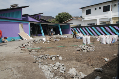 Arreglo. En esta vivienda se hacen arreglos para que funcione un nuevo local.