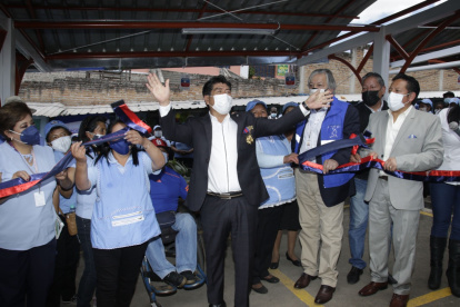 Presencia. Jorge Yunda inauguró el techado de nuevos puestos en el mercado de la plataforma 1 de Mayo.
