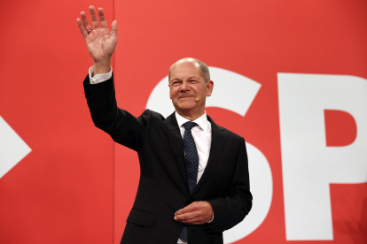 Olaf Scholz, candidato a canciller de los socialdemócratas alemanes (SPD), saluda a los partidarios en reacción a los resultados iniciales en la sede del SPD.