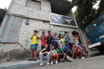 Parte de los chicos de Team Malvinas Boxing Semillero de Campeones junto a su mentor, Carlos Gruezo.