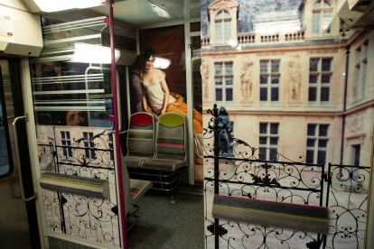 Vista de un los vagones de la linea C de los trenes de cercanías de París redecorado para promover la visita a varios museos de la ciudad.