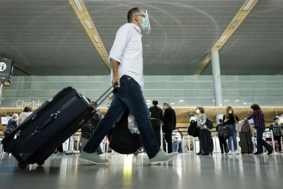 Referencial. Viajeros en el aeropuerto.
