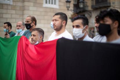 Periodistas afganos denuncian la evacuación de miles con documentos falsos.