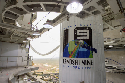 Fotografía cedida por la NASA que muestra un cohete Atlas V el nuevo satélite del programa Landsat en la Base de la Fuerza Espacial Vandenberg (California), este 26 de septiembre de 2021.