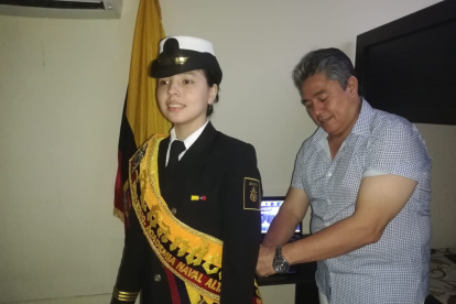 La cadete Angelina  Valderrama Álvarez es la abanderada de la Academia Naval Altamar.