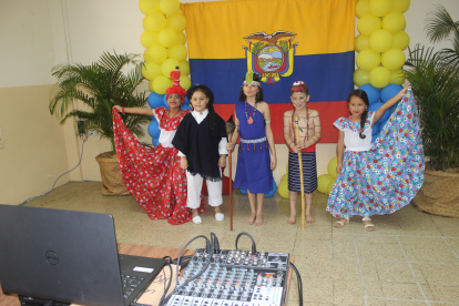 Los estudiantes acudieron al colegio para participar en el evento cultural.