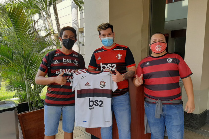 Tres hinchas de Flamengo esperaron por sus ídolos, pero no se dejaron ver.
