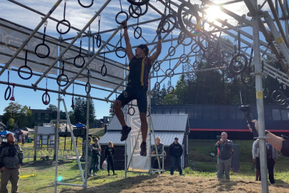 Fernando Valenzuela en uno de los obstáculos que fueron parte del Mundial.