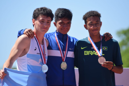 Wilson Navarrete (c) se consagró en los 2.000 m con obstáculos.