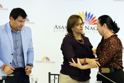 Entrega. Patricia Ochoa, viuda de Jorge Gabela, durante la entrega del informe sobre la muerte de su esposo.