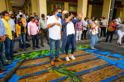 La alcaldesa Cynthia Viteri, en una reciente aparición pública, junto al gerente de Siglo XXI.