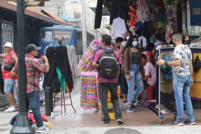 Hecho. Este es el escenario en la calle Santa Elena. Venden desde agua y ropa hasta accesorios de mascotas.