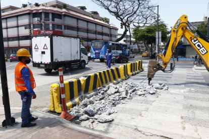 Labores. Ayer por la mañana iniciaron los trabajos en la Rodolfo Baquerizo, que se extenderán por seis meses.