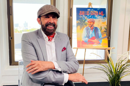 Imagen de archivo del artista dominicano Juan Luis Guerra posa durante una rueda de prensa sobre el lanzamiento del documental ""Entre el mar y las palmeras".