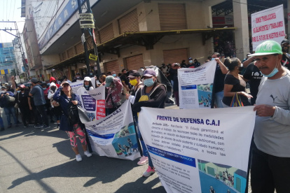 Con tambores, cacerolas, cornetas, megáfonos y carteles, piden a la Alcaldía de Guayaquil que les den una respuesta.