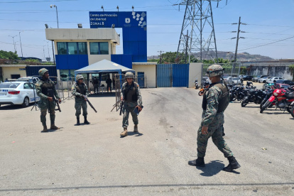 Fuerzas Armadas permanecen en los exteriores del centro penitenciario
