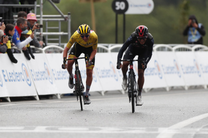 El esloveno Tadej Pogacar del UAE-Team Emirates y el ecuatoriano Richard Carapaz (d) del Ineos Grenadiers durante la última disputa del Tour de Francia 2021.

Saint Gaudens (France), 13/07/2021.- Yellow Jersey Slovenian rider Tadej Pogacar (L) of the UAE-Team Emirates and Ecuadorian rider Richard Carapaz (R) of the Ineos Grenadiers team approach the finish line of the 16th stage of the Tour de France 2021 over 169 km from Pas de la Case to Saint Gaudens, France, 13 July 2021. (Ciclismo, Francia, Eslovenia) EFE/EPA/GUILLAUME HORCAJUELO Tour de France 2021 - 16th stage